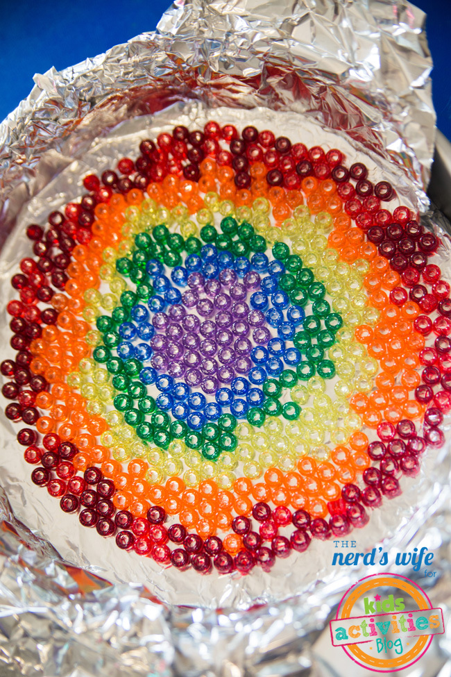 Étape 2 - Motif arc-en-ciel d'attrape-soleil en perles fondues - perles de poney dans un cercle avec des couleurs arc-en-ciel sur du papier d'aluminium