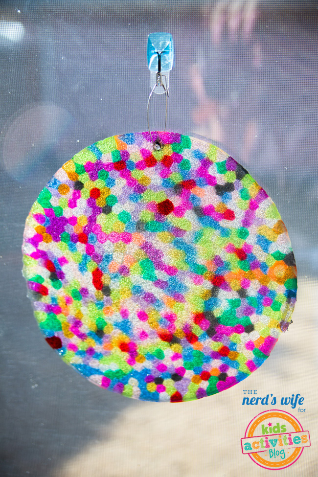 Étape 5 - Attrape-soleil à perles fondues - avec un trou dans le haut suspendu à une fenêtre avec un crochet adhésif