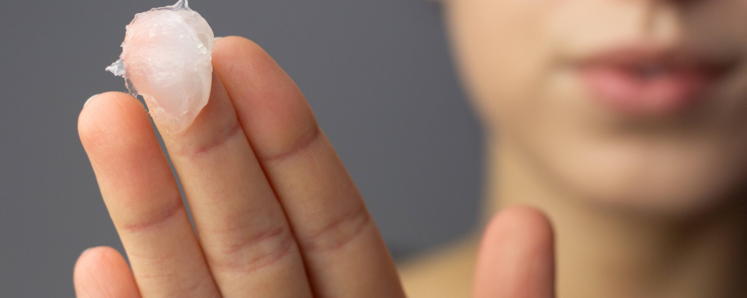 Vaseline pour les cheveux: à quoi ça sert et comment l'utiliser
