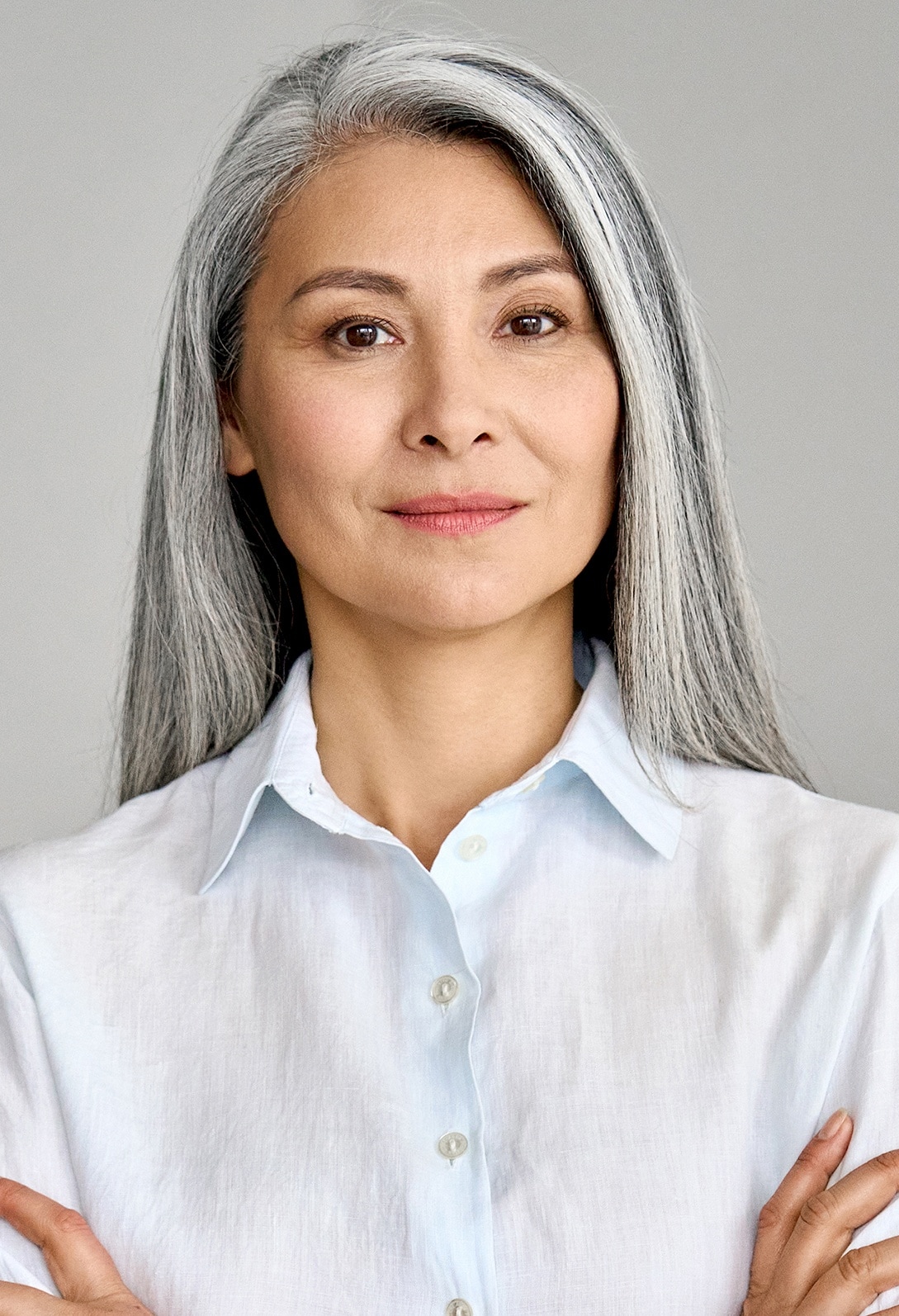 Femme aux cheveux gris prématurés