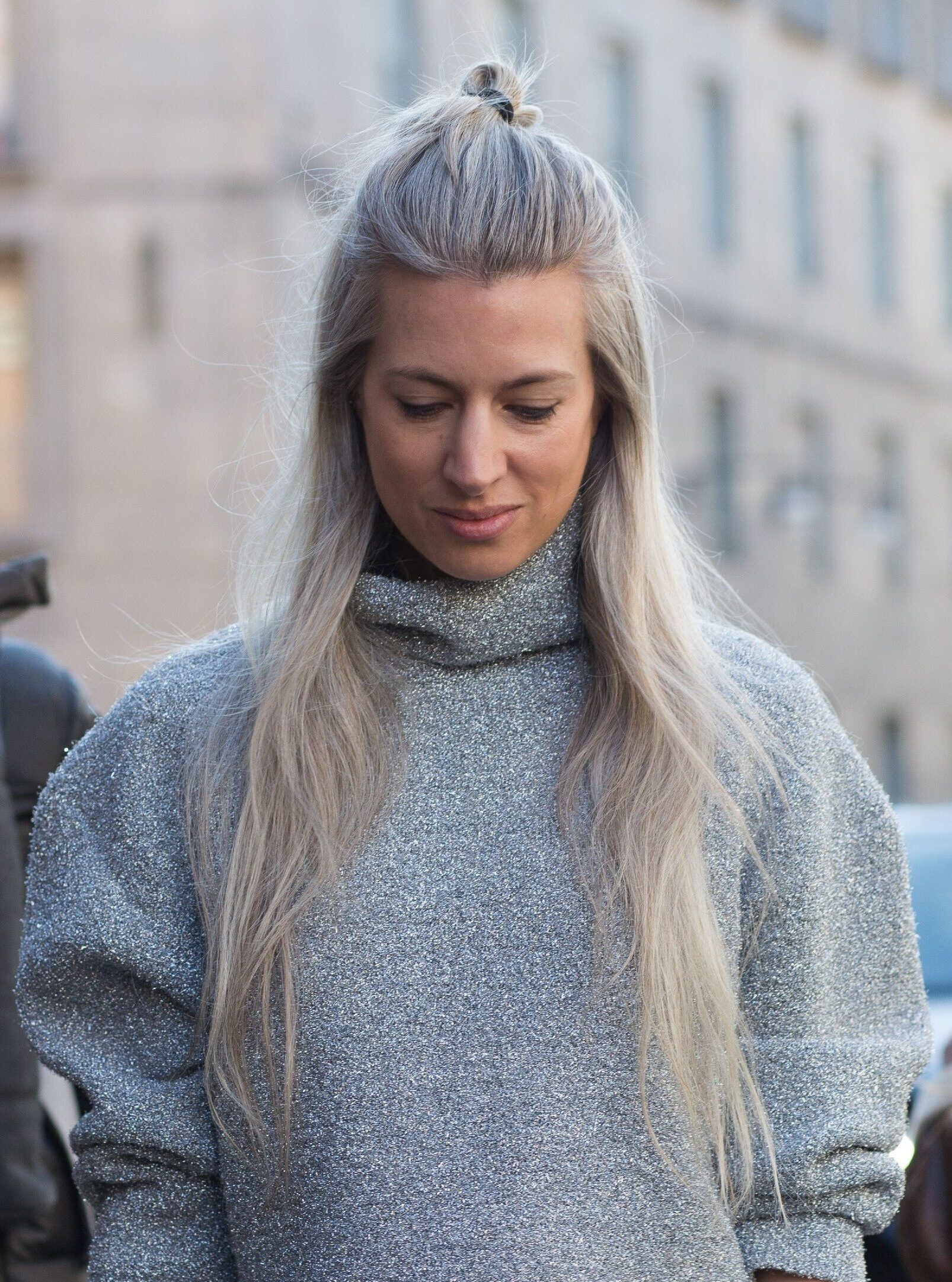 Sarah Harris aux cheveux gris à un âge précoce