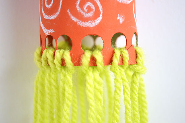 Étape 5 - Rouleau de papier toilette Octopus Craft - Rouleau de papier toilette Craft Bouclez quelques longueurs de laine dans les trous tout autour de la base.