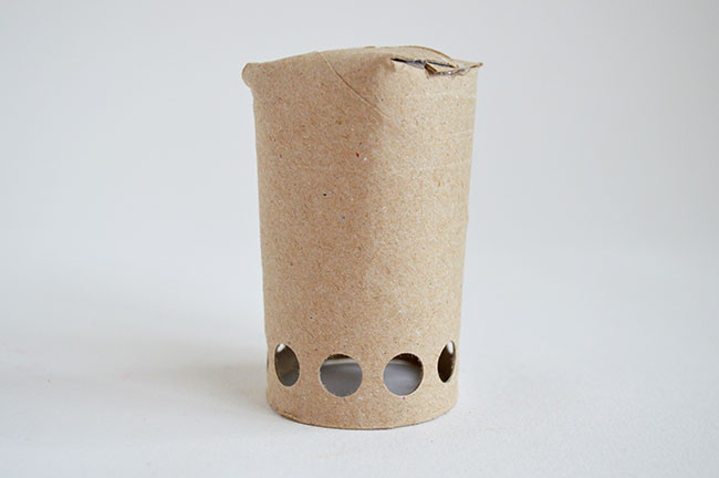 Étape 3 - Rouleau de papier toilette Octopus Craft - Octopus craft - percez des trous tout autour de la base de l'autre extrémité.