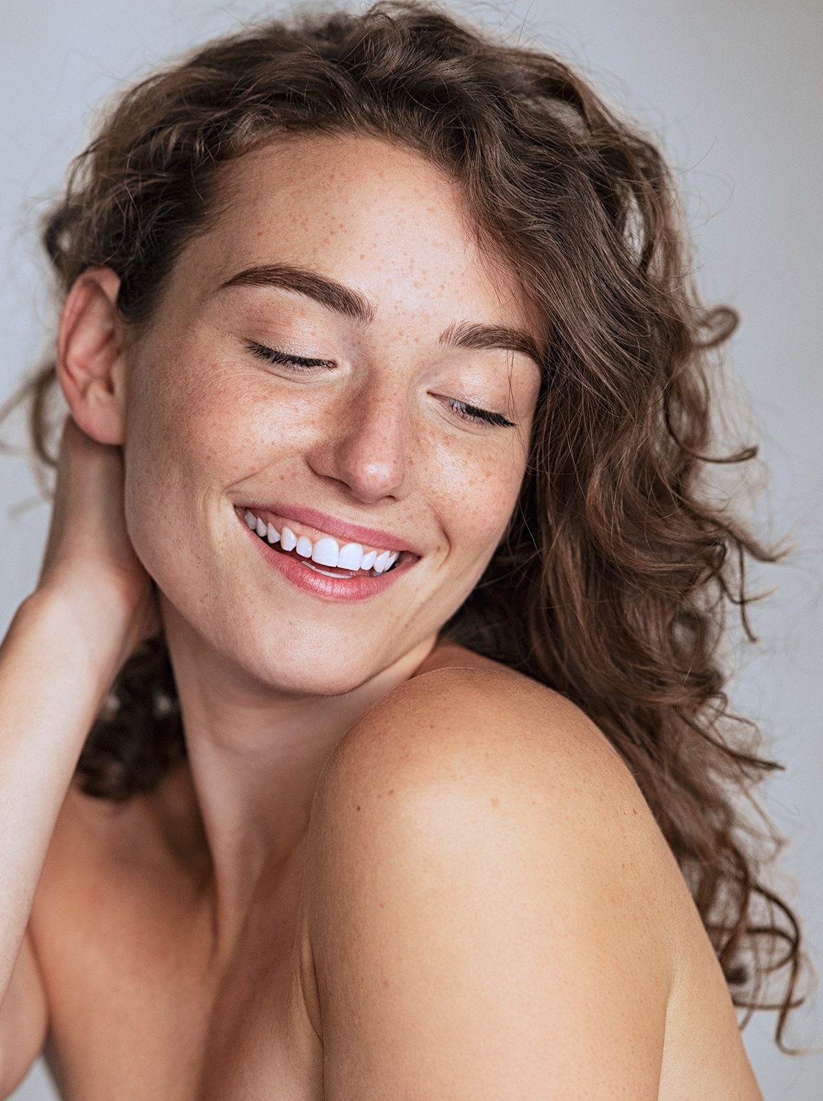 Femme utilisant du shampoing pour restaurer les boucles