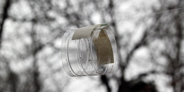 Gourde fusée ballon Bouteille d'eau en forme de fusée en ballon - faites une étape 3 en forme de fusée en ballon - attachez le morceau de bouteille d'eau découpé au morceau de paille avec du ruban adhésif