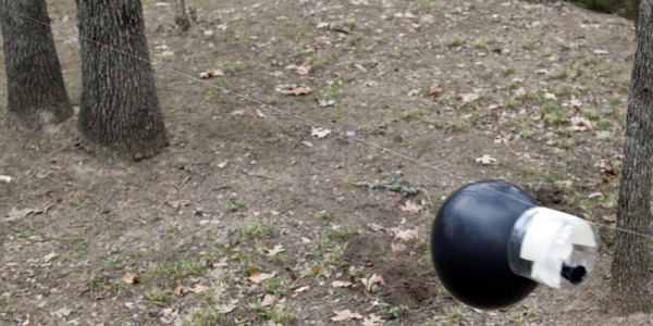Lancement de fusée en ballon Lancement d'une fusée à ballons avec deux ballons - dernière étape de la construction d'une fusée à ballons
