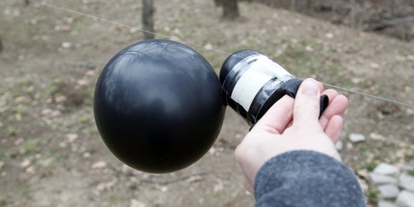 Fusée en ballon avec des ballons Balloon Rocket avec ballons - deux ballons - l'un est à l'intérieur de l'anneau de la bouteille d'eau et l'autre est à l'extérieur pour créer une propulsion en deux étapes pour la fusée