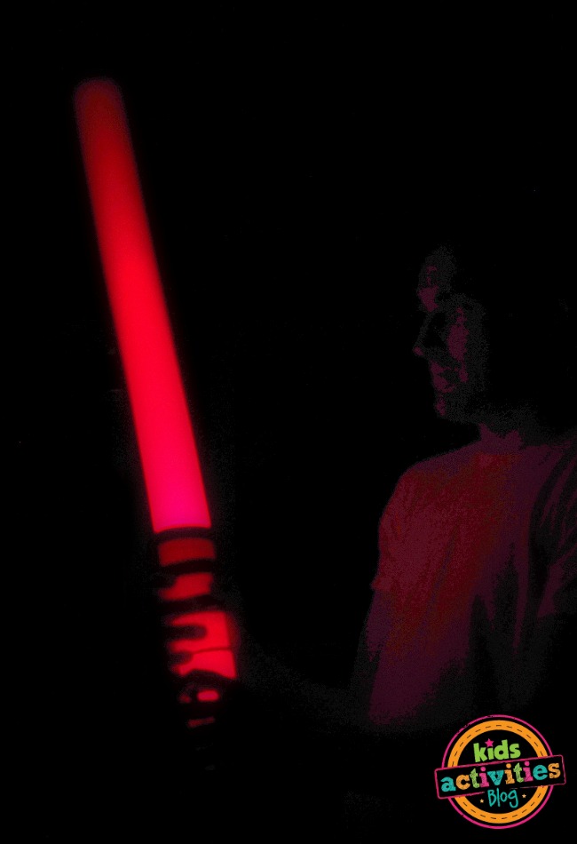 Étape : ajoutez un cristal kyber (cristal de sabre laser) à votre sabre laser rouge en utilisant une lampe de poche à l'intérieur et regardez-le briller dans le noir et tout éclairer.