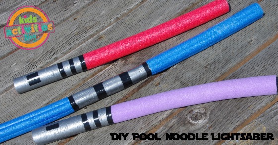 Des sabres laser Pool Noodle rouges, bleus, violets, avec des poignées argentées et noires.