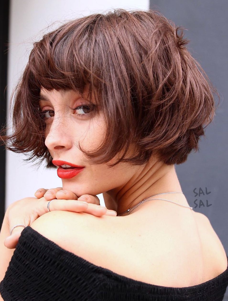 Femme avec éruption en coupe micro bob avec frange
