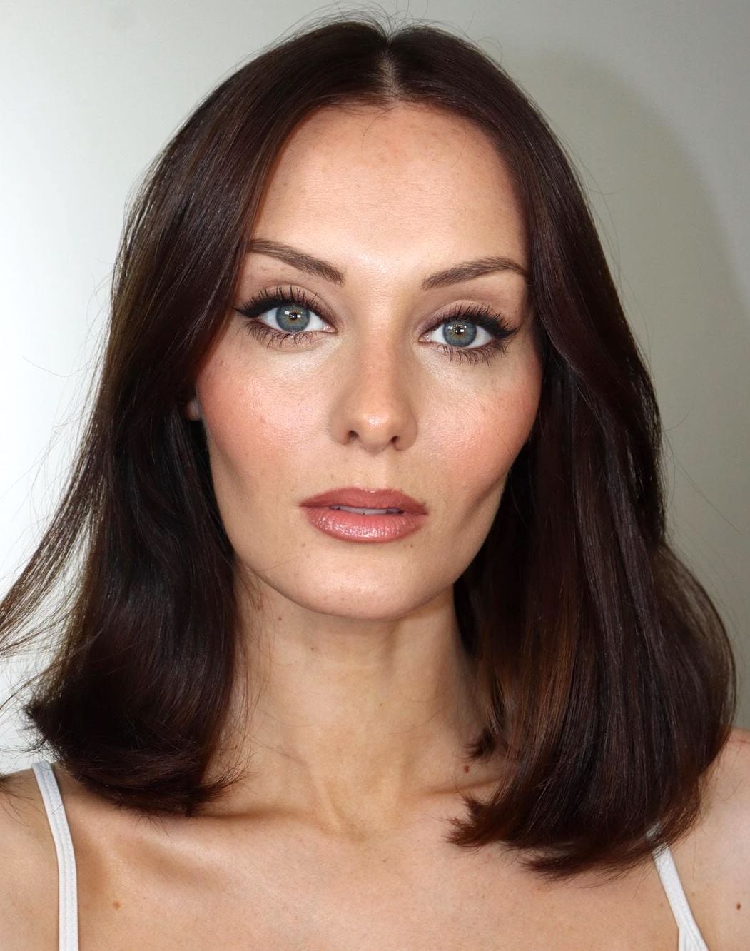 Femme avec une longue coiffure bob et des extrémités intérieures