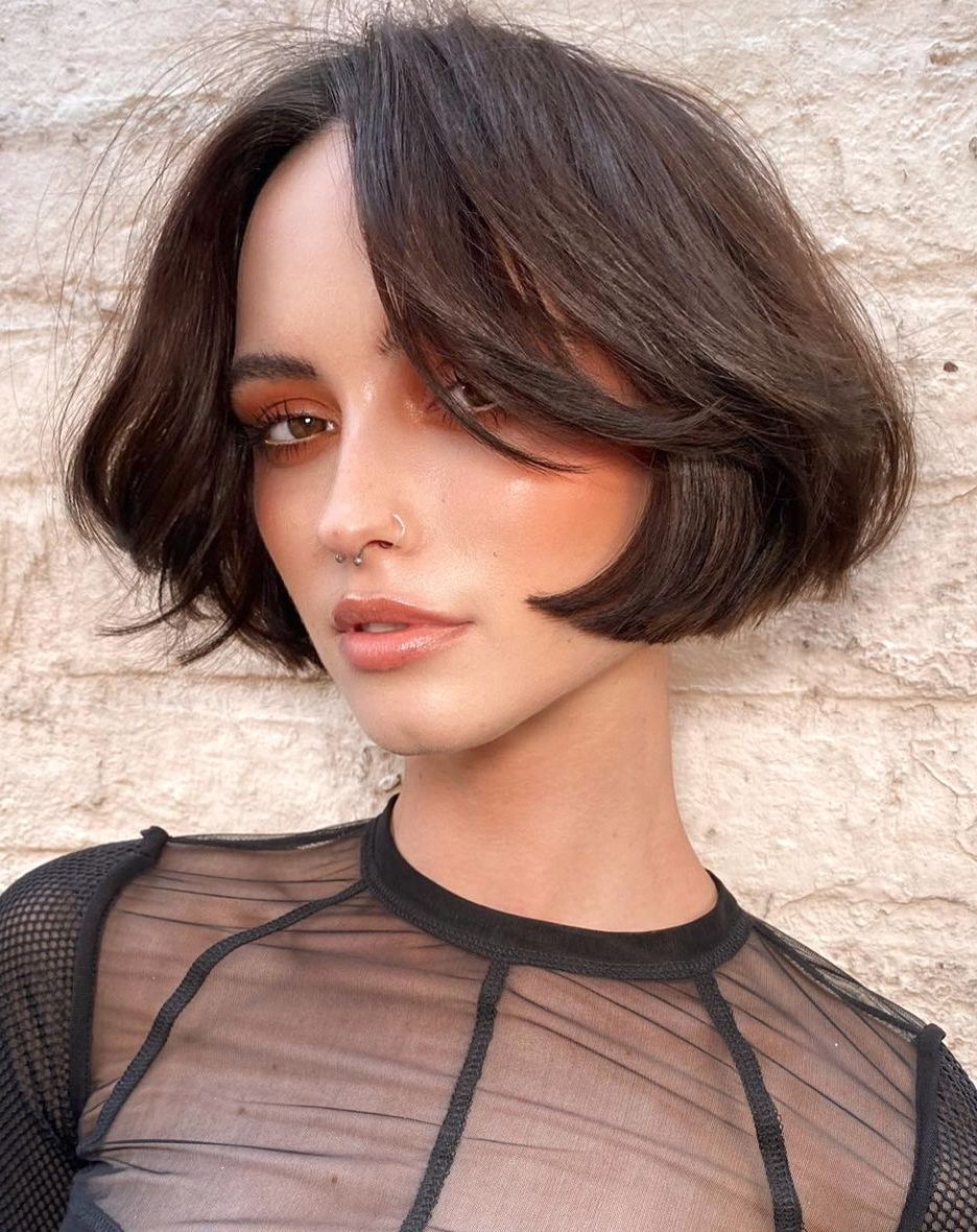 Coiffure pour coupe micro bob avec frange