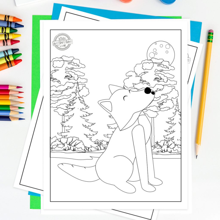 Coloriages gratuits de loup pdf affichés sur du papier de couleur avec des crayons, des crayons de couleur et des crayons