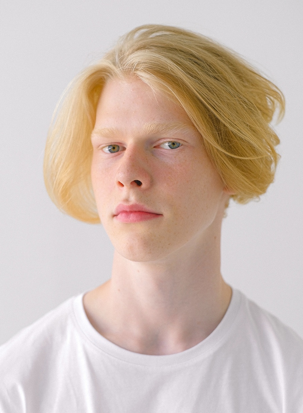 Coupe de cheveux du petit livre pour les grands garçons aux cheveux longs