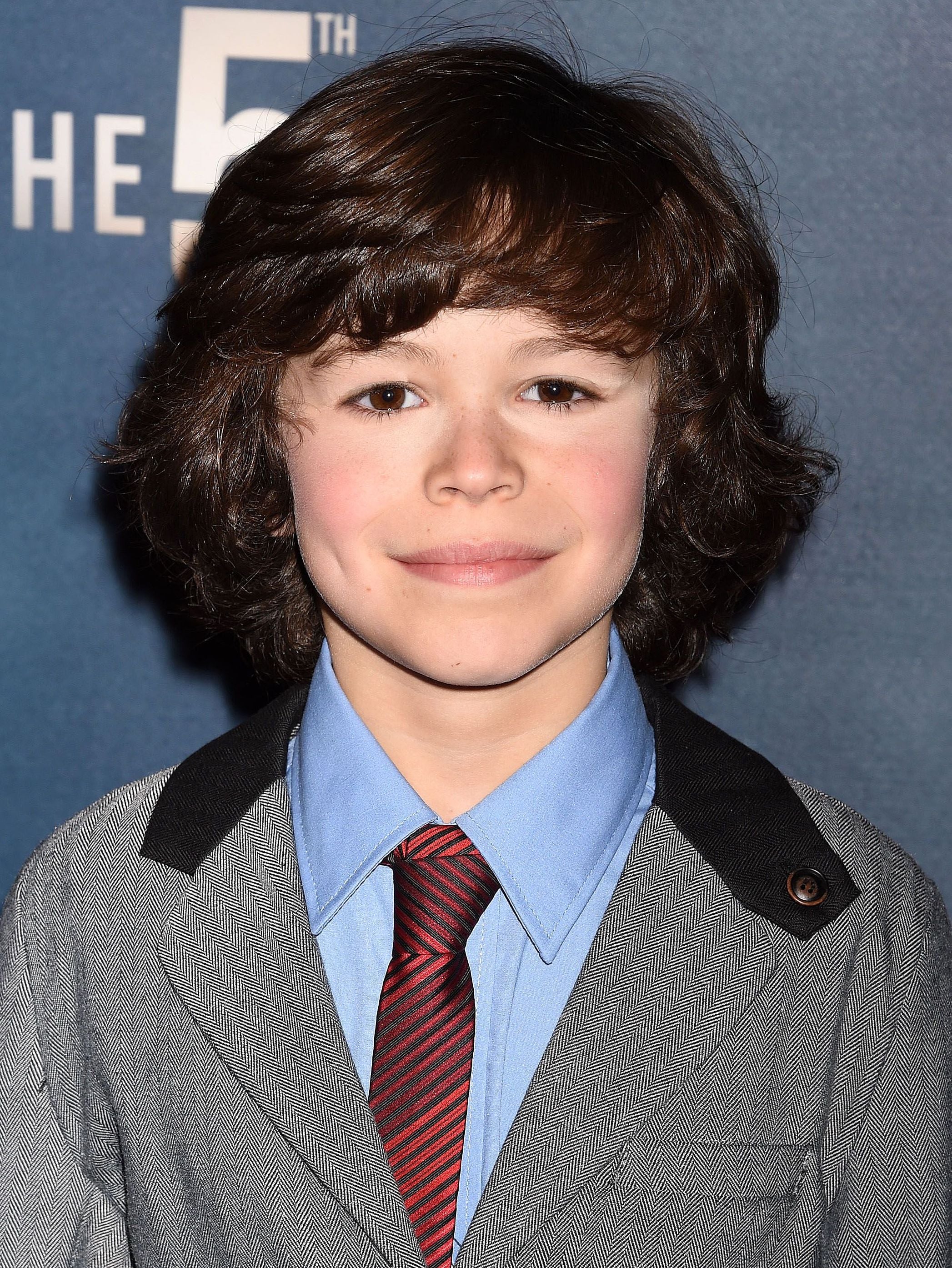 Zackary Arthur avec une longue coupe de cheveux à franges pour les garçons