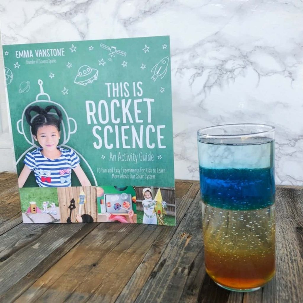 c'est un livre sur la science des fusées - couverture du livre à côté des couches de l'activité scientifique sur l'atmosphère pour les enfants