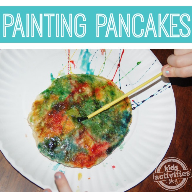 Crêpe rouge, bleu, jaune, vert sur une assiette en papier - Peindre des crêpes - amusant du blog d'activités pour enfants