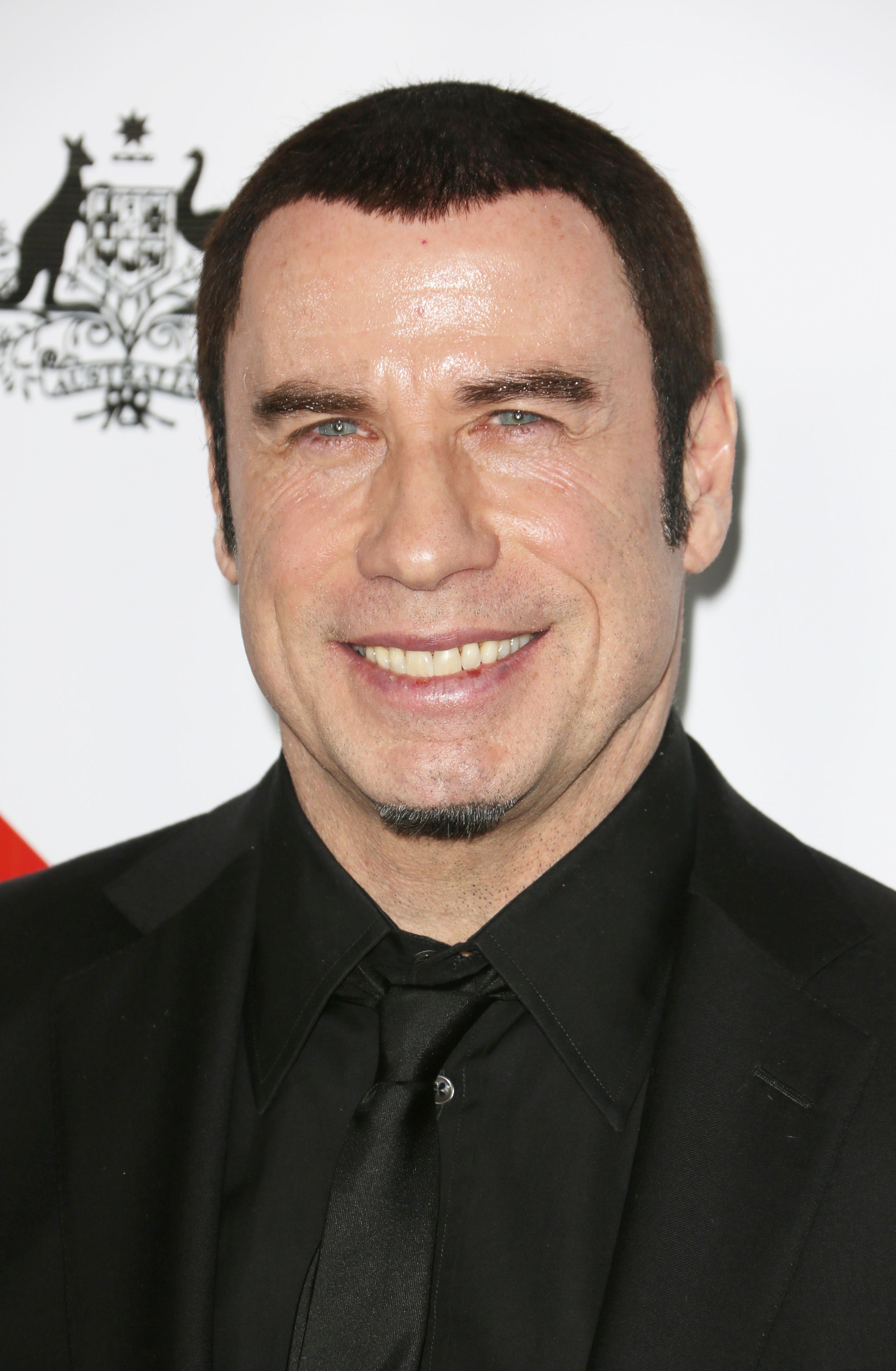 John Travolta avec une barbe sans moustache