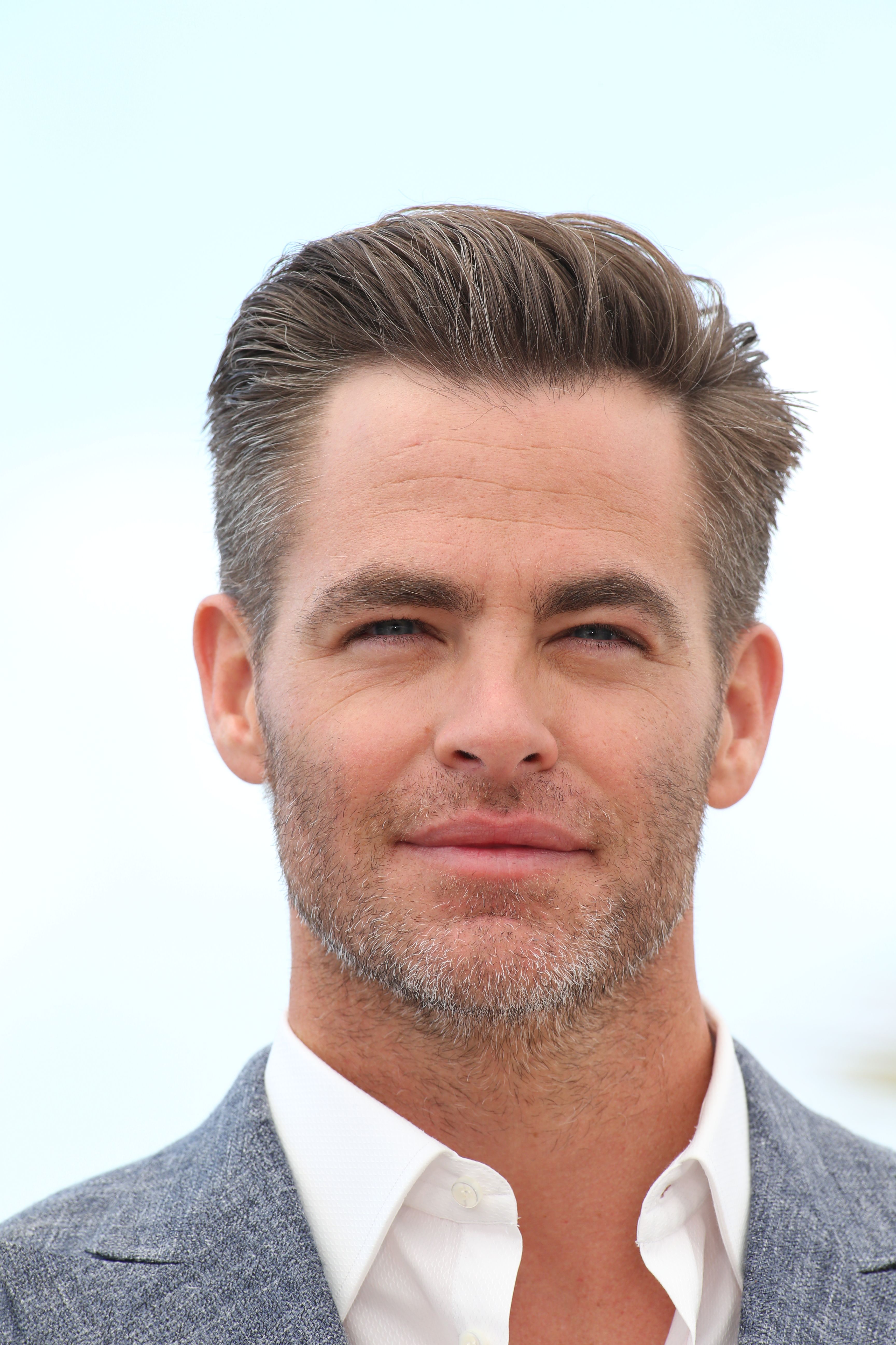 Chris Pine arbore une barbe de 3 jours sans moustache