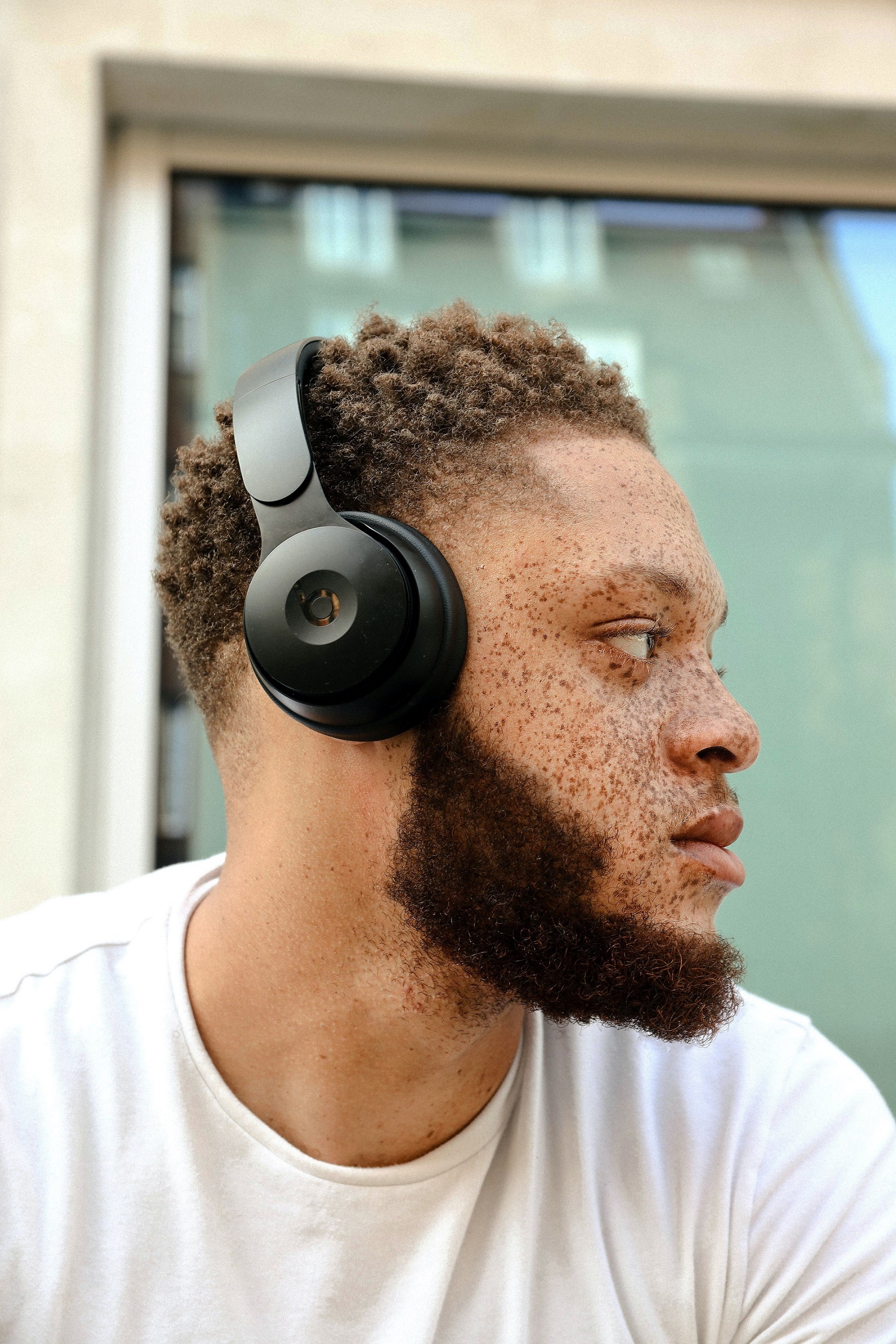 Homme barbu sans moustache et cheveux bruns bouclés
