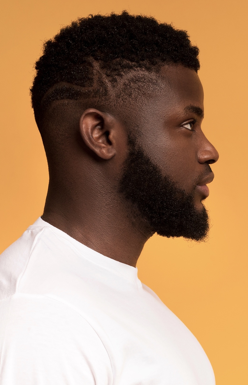 Homme barbu sans moustache pour visage rond