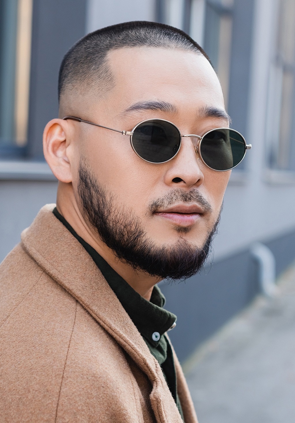 Homme avec coupe de cheveux fondue avec barbe