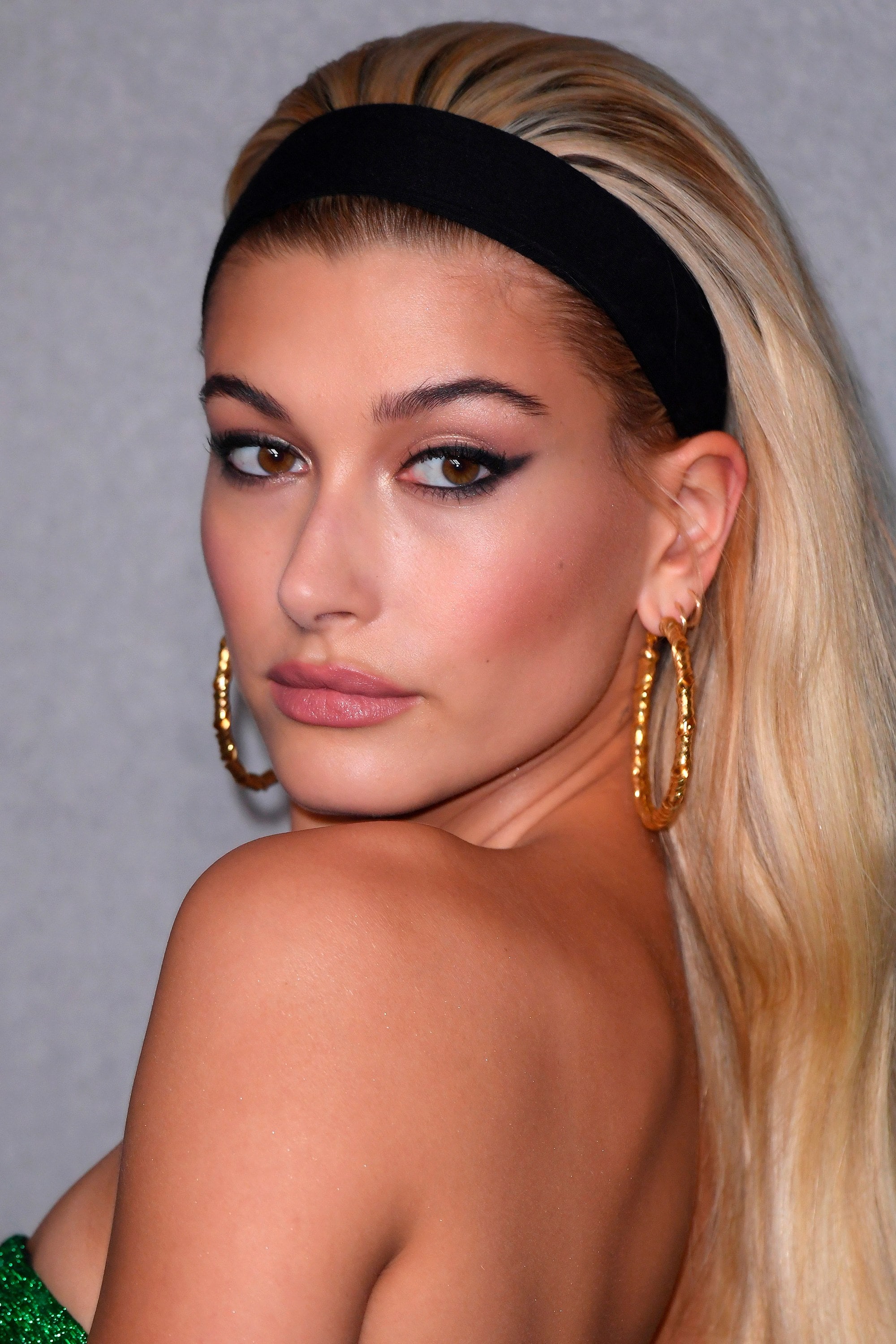 Hailey Baldwin avec bandeau en crêpe ample