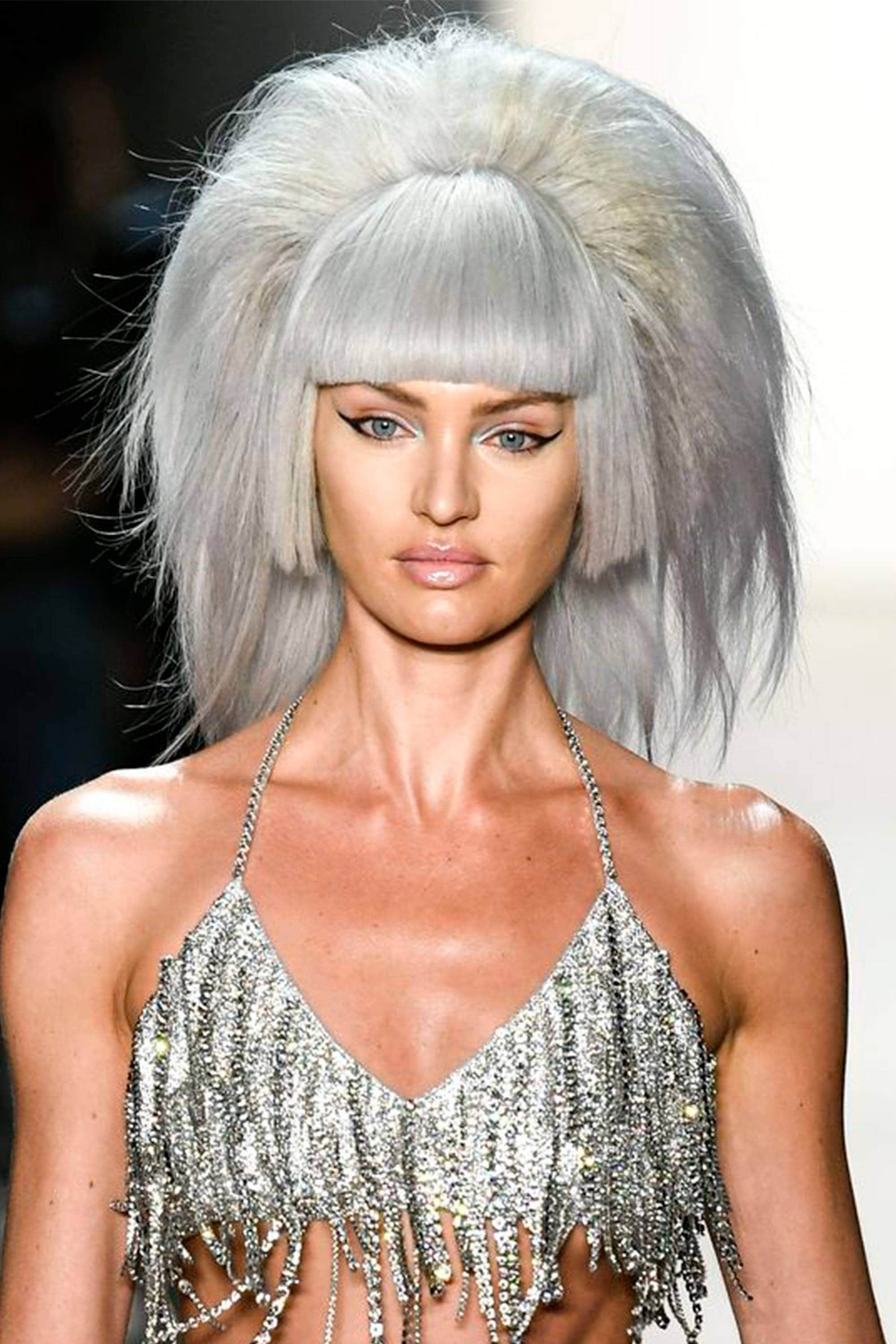 Candice Swanepoel avec un gros crêpe et une longue frange sur des cheveux gris platine au défilé Anna Sui FW 2015