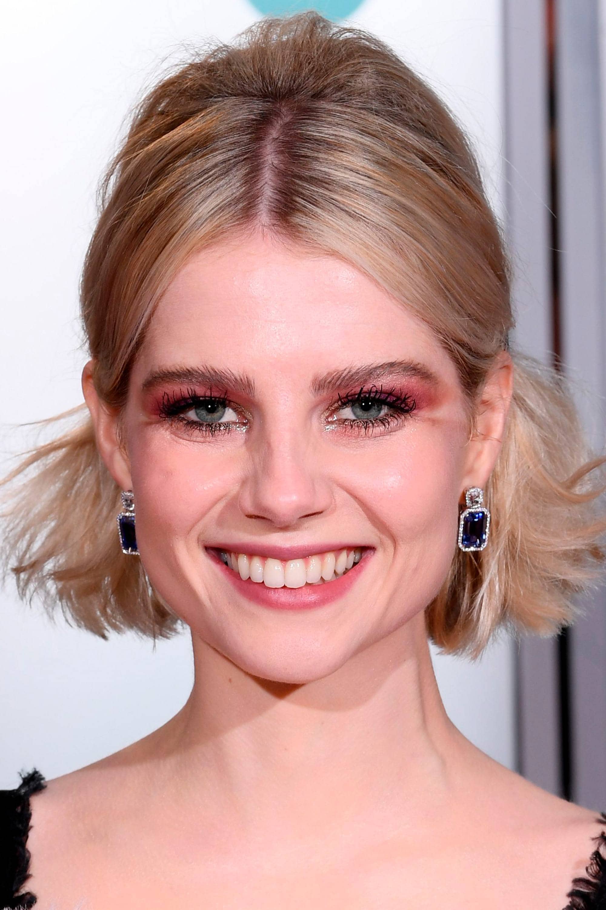 Lucy Boynton avec une demi-queue de cheval en crêpe pour cheveux courts