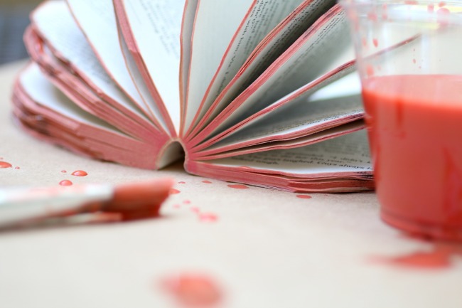 Étape 3 – Comment réaliser un livre en forme de citrouille – diluez la peinture avec de l'eau, puis appliquez un pinceau sur les bords extérieurs des pages du livre.