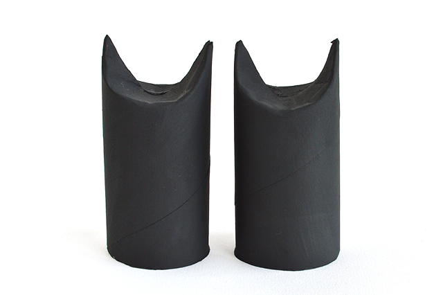 Étape 2 - Artisanat de chat noir d'Halloween pour les enfants - peignez les rouleaux de papier toilette en noir