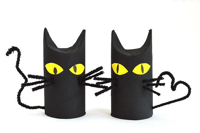 Étape 3 – Artisanat de chat noir d'Halloween pour les enfants – ajoutez des yeux de chat jaunes et des cure-pipes noirs pour les accents de chat