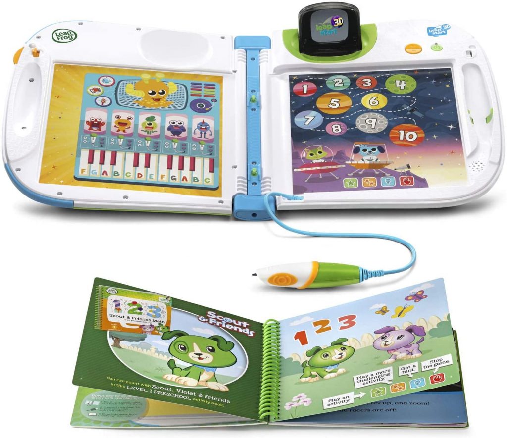 le saute-mouton Leapstart est montré ouvert avec des activités à l'intérieur pour l'éducation. des livres peuvent être ajoutés et les enfants peuvent grandir à travers les trois niveaux d'apprentissage.