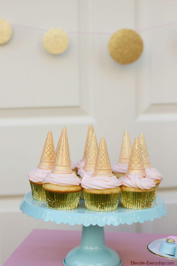 cupcakes licorne présentés sur une assiette à gâteau