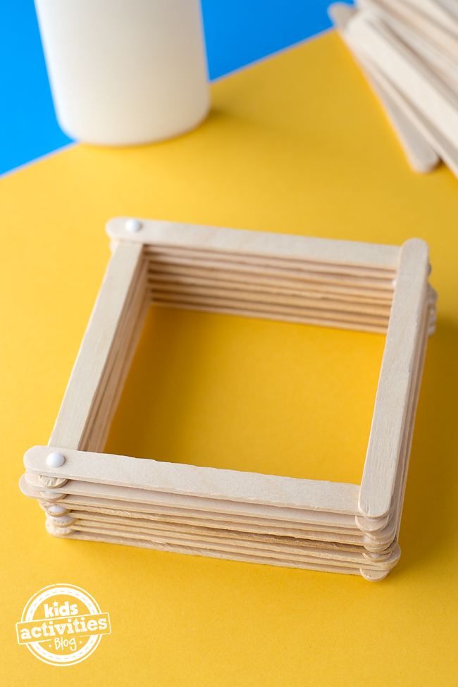 Étape 1 - Boîte artisanale classique de bâtonnets de glace - alternez les bâtons artisanaux avec de la colle pour fabriquer la boîte - blog d'activités pour enfants
