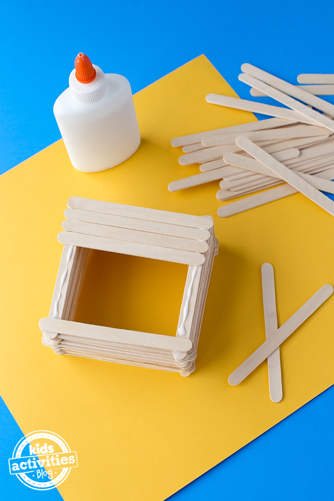 Étape 2 - Boîte artisanale classique de bâtonnets de glace - Ajoutez des bâtons artisanaux au fond pour former le fond de la boîte. - Blog d'activités pour enfants