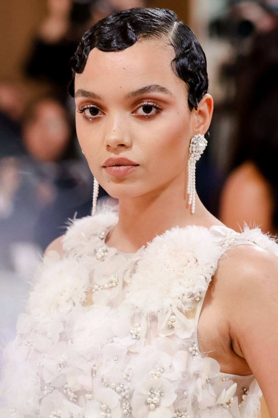 Whitney Peak avec coupe lutin bouclée et look mouillé au MET Gala 2023