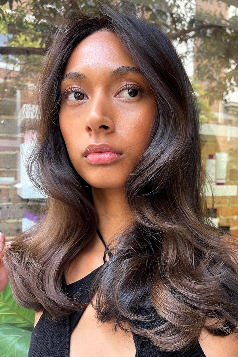 Femme avec une couleur de cheveux glacée au chocolat au lait