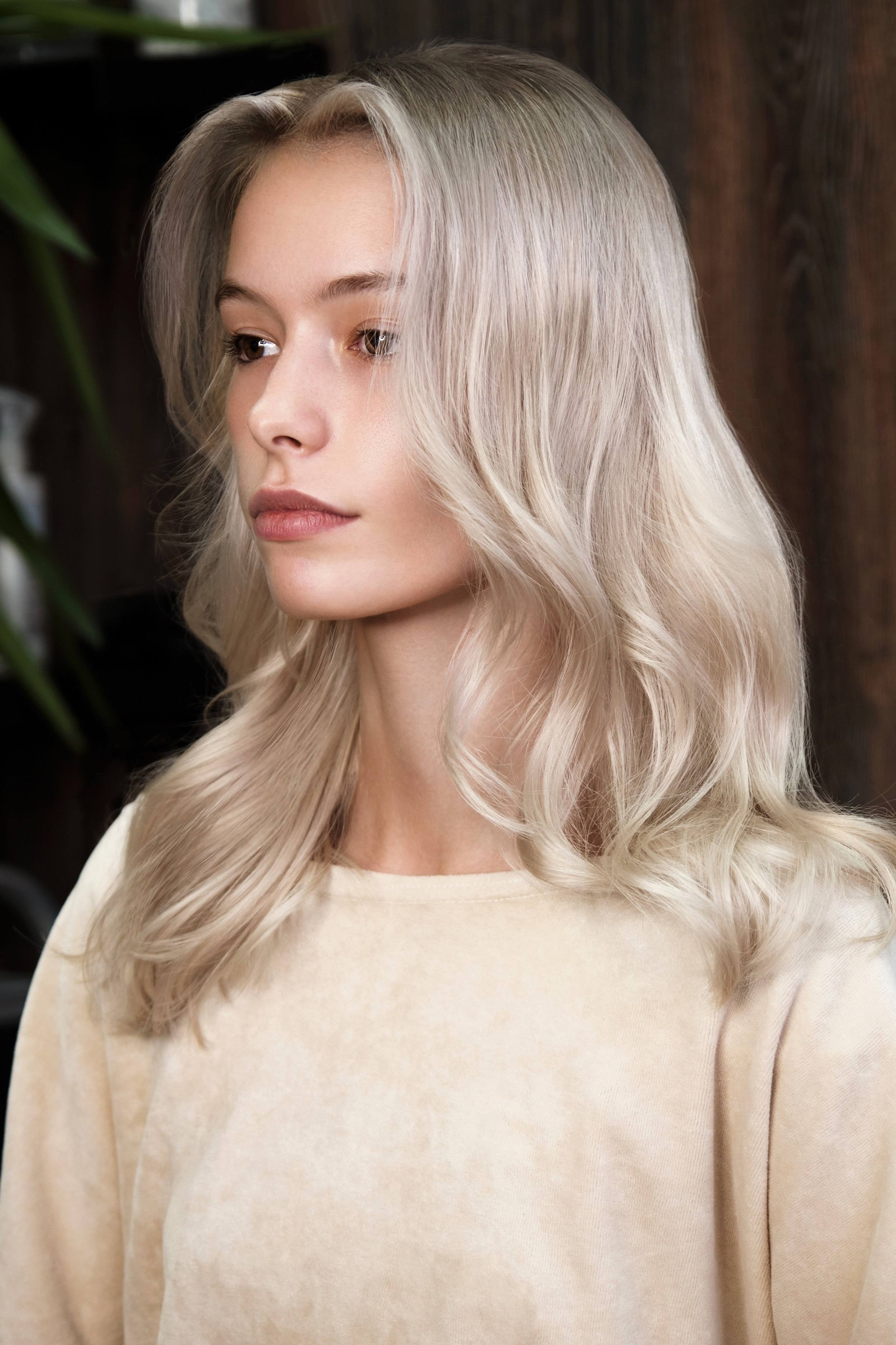 Femme aux cheveux brillants et traitement brillant pour les cheveux