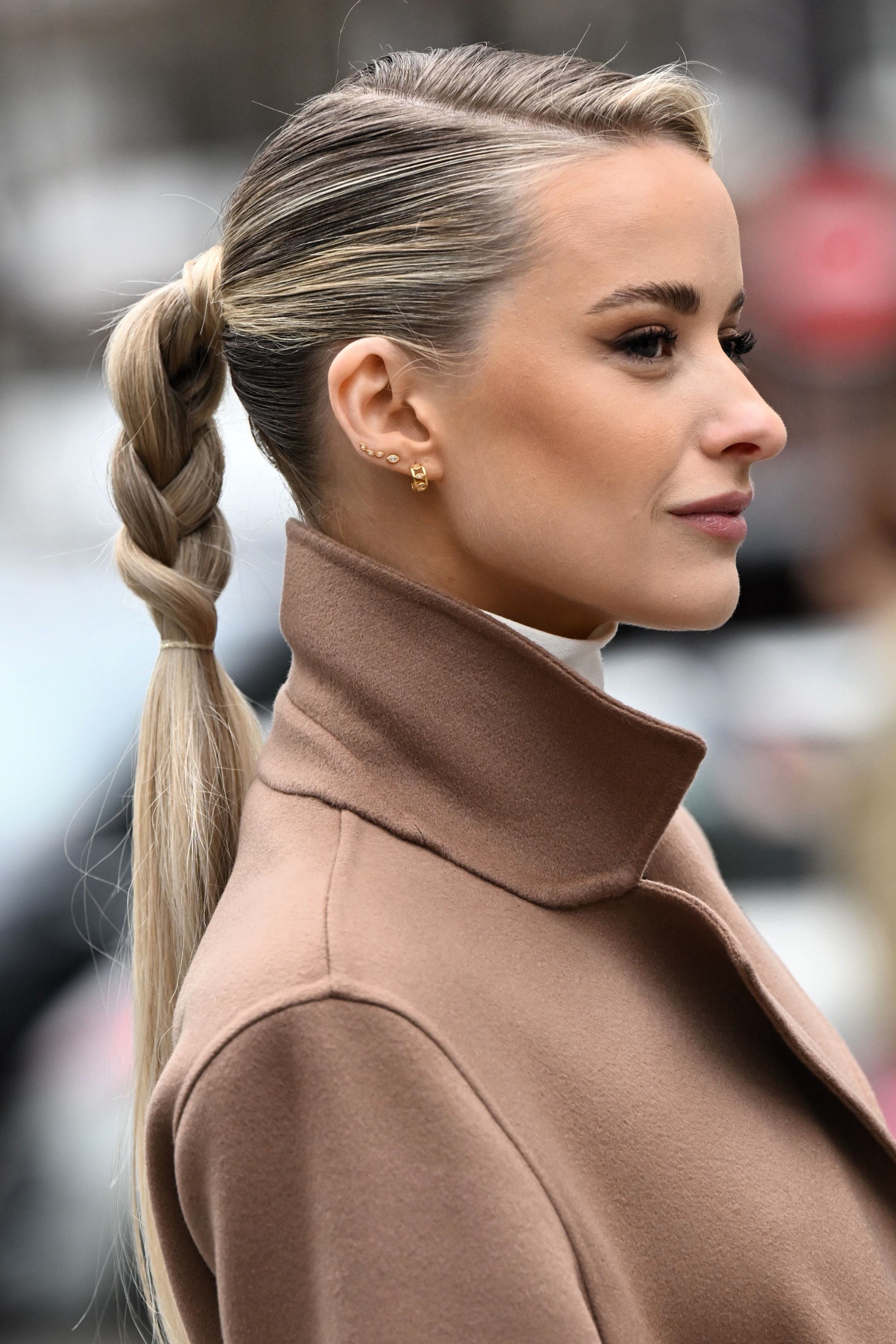 Victoria Magrath avec une ligne de cheveux scandi dans la tendance cheveux 2024