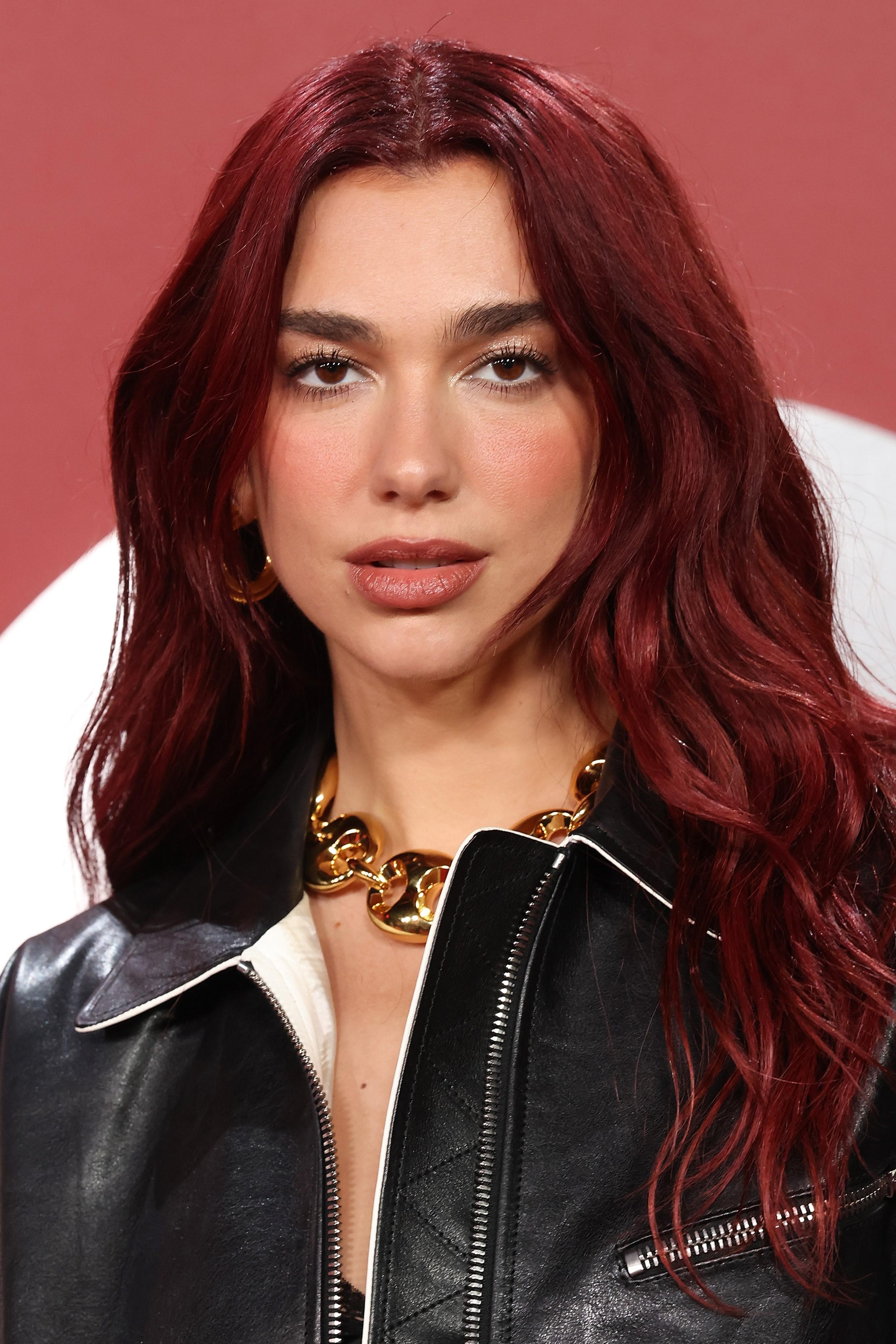 Dua Lipa aux cheveux roux dans la tendance cheveux 2024