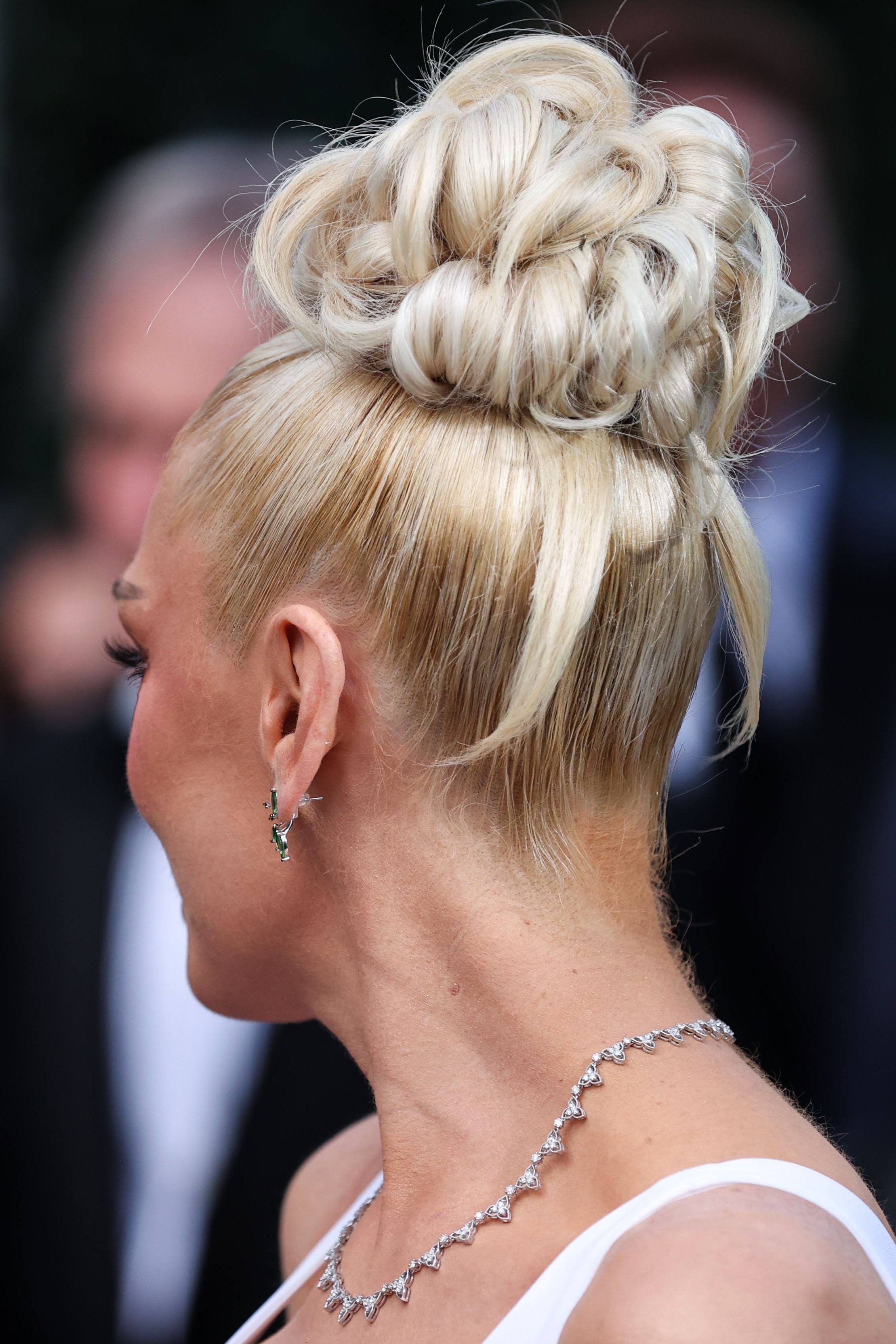 Gwen Stefani avec un chignon haut ébouriffé