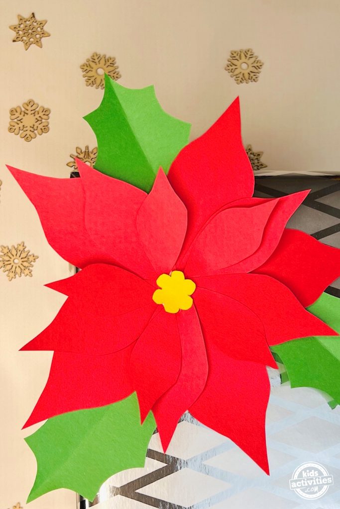 Fabriquer un bricolage de Noël - artisanat de poinsettia - Blog d'activités pour enfants - étape 3