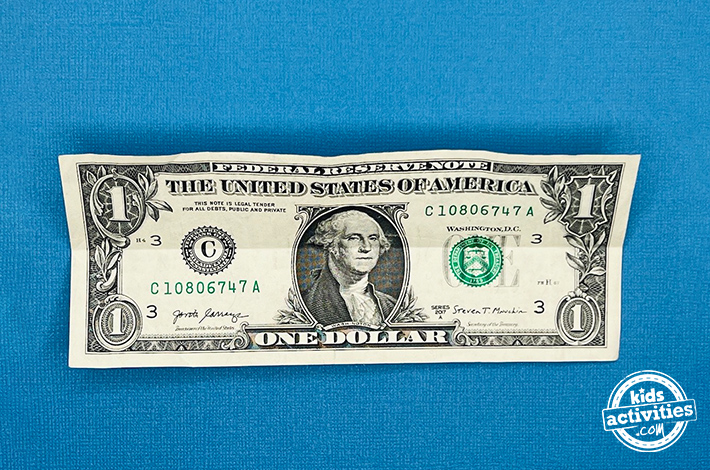 Poisson origami billet d'un dollar - étape 1 - déplier