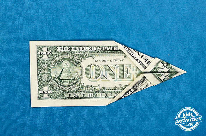 Poisson origami en forme de billet d'un dollar - étape 3 - Pliez à nouveau les coins vers l'avant vers le pli central.