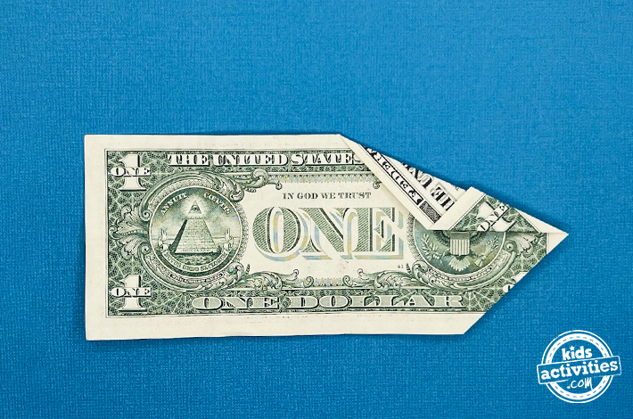 Poisson origami en forme de billet d'un dollar - étape 3 - Pliez à nouveau les coins vers l'avant vers le pli central.