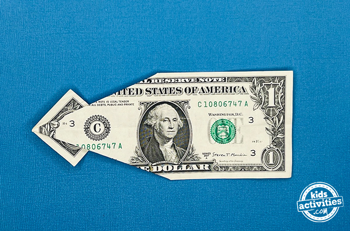 Poisson origami pour billet d'un dollar - étape 5 - Dépliez les rabats au bout du billet comme indiqué sur l'image.