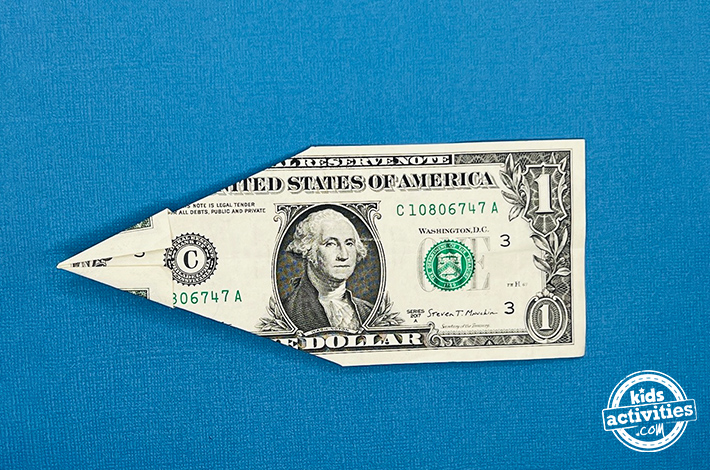 Poisson origami en forme de billet d'un dollar - étape 4 - Retournez la figurine.