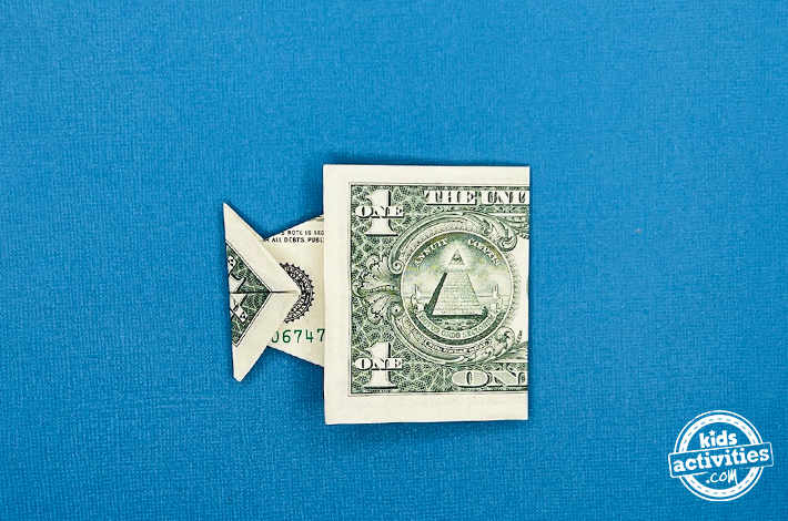 Poisson origami billet d'un dollar - étape 7 - Pliez le bord droit vers l'intérieur, en l'alignant avec la pointe du triangle créé à l'étape précédente.