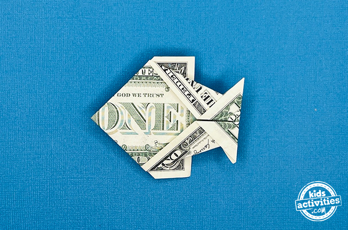 Poisson origami en forme de billet d'un dollar - étape 9 - retournez-le pour le résultat final